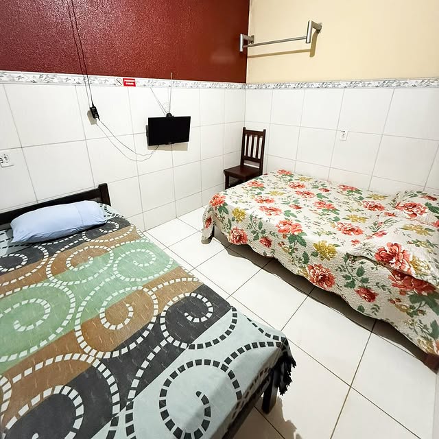 Quarto climatizado do Hotel Grão Pará com cama de casal e solteiro
