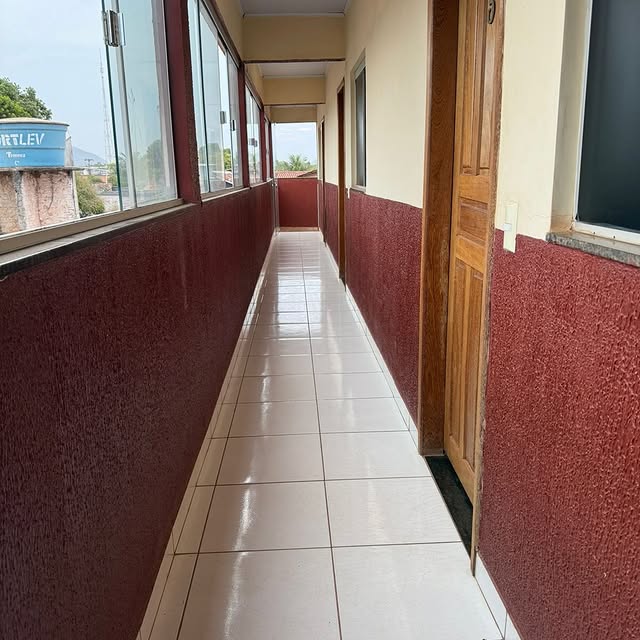Corredor externo do Hotel Grão Pará com vista para a cidade de Redenção